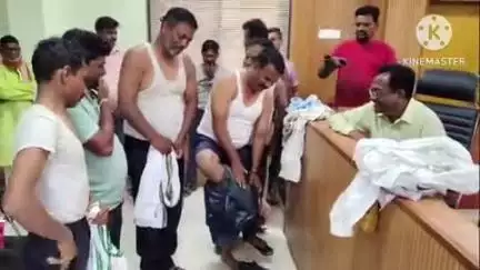आर्वी: साहेब, अंगावरील कपडे पण घ्या?, म्हणत बच्चु कडू यांच्या अन्नत्याग आंदोलन समानार्थ तहसील कार्यालयात शेतकऱ्यांचे आंदोलन