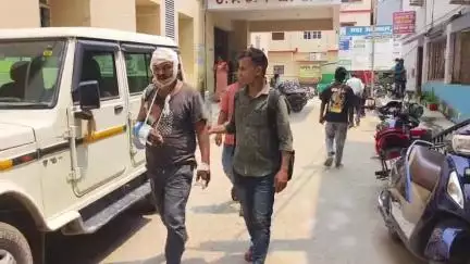 कटिहार: बारसोई रेलवे स्टेशन पर चलती ट्रेन में चढ़ते समय यात्री गिरकर हुआ घायल, इलाज जारी