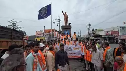 वैजापूर: शिवसेना ठाकरे गटाचे सरकारविरोधात 'क्या हुआ तेरा वादा' आंदोलन, आश्वासन पूर्ण करण्यासाठी तहसीलदारामार्फत दिले निवेदन