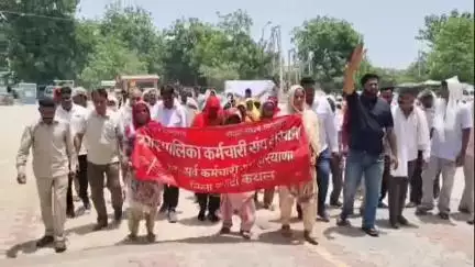 कैथल: अपनी मांगों को लेकर नगर परिषद कैथल के कर्मचारियों ने डीएमसी कार्यालय पर किया प्रदर्शन
