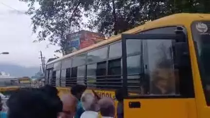 தென்காசி: குத்துக்கல்வலசையில் பள்ளி வாகனம் மோதி சாலையில் நடந்து சென்று கொண்டிருந்த பெண் படுகாயம்