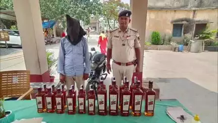 कुटुंबा: अंबा पुलिस ने उदयगंज मोड़ से अंग्रेजी शराब के साथ बाइक सवार धंधेबाज को पकड़ा, झारखंड से ला रहा था शराब