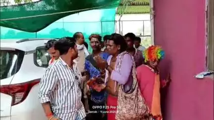दमोह: शहर में अवैध वसूली कर रहे नकली किन्नर गिरोह का असली किन्नरों ने किया पर्दाफाश, कोतवाली पुलिस के किया सुपुर्द
