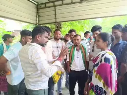 पोटका: तुरामडीह स्थित कार्यालय में विधायक संजीव सरदार ने लगाया जनता दरबार, सुनी लोगों की समस्या