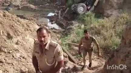 पुनपुन: पटना-गया मुख्य सड़क मार्ग पर पुनपुन नदी के पुल की रेलिंग तोड़कर एक ट्रैक्टर नदी में गिरा, चालक की हुई मौत