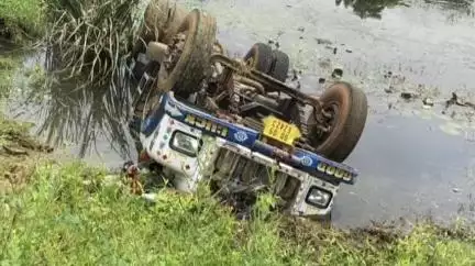 ଛତ୍ରପୁର: ବ୍ରହ୍ମପୁର ଲୋଚପଡା ନିକଟସ୍ଥ ଏକ ପୋଖରୀରେ ଭାରସାମ୍ୟ ହରାଇ ପଶିଲା ଟ୍ରକ