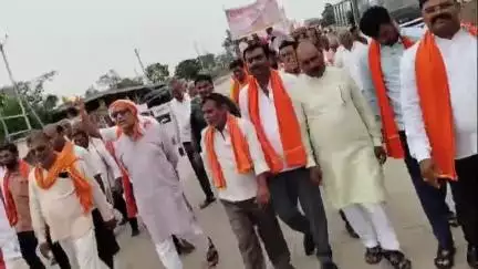 कळमनूरी: महायुती शासनाने निवडणूक पूर्वी दिलेल्या आश्वासनाची पूर्तता केली नसल्याने शहरात शिवसेना ठाकरे गटाचा ट्रॅक्टर मोर्चा