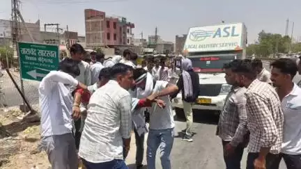 श्रीडूंगरगढ़: उपखंड कार्यालय के सामने पिकअप ने बाइक को मारी टक्कर, दो घायलों को भेजा गया अस्पताल