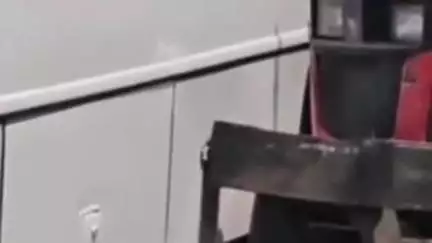 छिंदवाड़ा नगर: कलेक्ट्रेट के सामने सरकारी जमीन से हटाया गया अतिक्रमण, कार्रवाई के दौरान ट्रैक्टर से टकराई यात्री बस