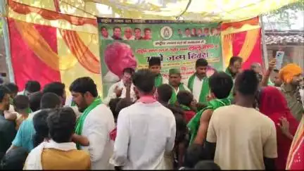 कोईलवर: मोखलीसा गांव में लालू प्रसाद के जन्मदिन पर वृक्षारोपण व पठन-पाठन सामग्री का वितरण किया गया