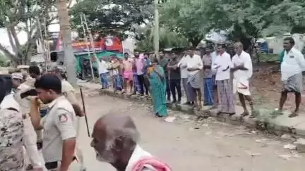 ಹನೂರು: ನಾಲ್‌ ರೋಡ್‌ನಲ್ಲಿ ಅರಣ್ಯ ಇಲಾಖೆ ಅಂಗಡಿಗಳ ತೆರವು ಖಂಡಿಸಿ ವಿವಿಧ ಸಂಘಟನೆಗಳ ಪ್ರತಿಭಟನೆ