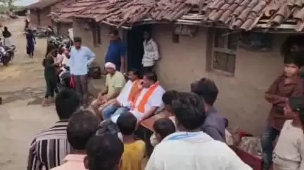 सेंधवा: आंछली में घर में आग लगने पर भाजपा जिला उपाध्यक्ष ने किया मौका मुआयना, ₹5000 की दी राशि