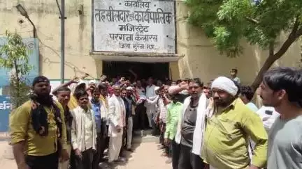 कैलारस: खेरिज में सब्जी विक्रेताओं ने दोबारा जांच की मांग को लेकर प्रदर्शन कर नगर परिषद व तहसील में कलेक्टर के नाम दिया ज्ञापन