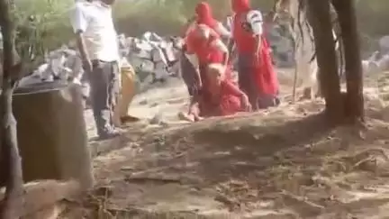 चितलवाना: झाब थाना क्षेत्र में बुज़ुर्ग महिला से मारपीट का वीडियो हुआ वायरल, तीन महिलाओं ने की मारपीट