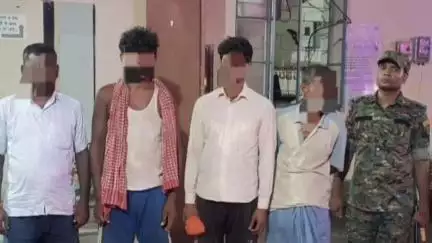 ओबरा: पुलिस ने ओबरा के लबदना गांव के सोनदियारा में चार शराब कारोबारियों को खदेड़कर पकड़ा
