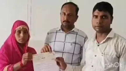 बंजरिया: अंचल कार्यालय बंजरिया में अलग-अलग पंचायत के 3 मृतकों के आश्रितों को ₹4-4 लाख का चेक दिया गया