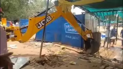 छिंदवाड़ा नगर: कलेक्टर कार्यालय के सामने से नगर निगम और प्रशासन की टीम ने हटाया अतिक्रमण
