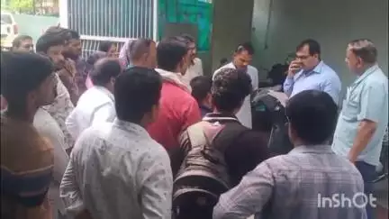 उज्जैन शहर: मोहन नगर क्षेत्र के लोगों ने निगम आयुक्त को ज्ञापन देकर की अवैध अतिक्रमण हटाने की मांग