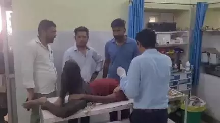 लूनकरनसर: लूणकरणसर कस्बे के वार्ड संख्या 32 में विद्युत पोल टूटने से पोल पर काम कर रहा कर्मचारी हुआ घायल