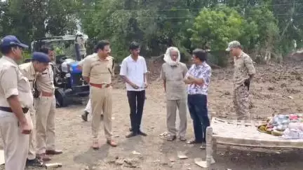 बटियागढ़: पैरवारा गांव पहुंचे SP श्रुतकीर्ति सोमवंशी, घटनास्थल का किया निरीक्षण