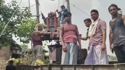 दिघलबैंक: पतानुटोला आमबारी में वज्रपात से जले ट्रांसफार्मर को विभाग ने बदला, उपभोक्ताओं ने ली राहत की सांस