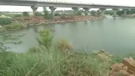 జమ్మలమడుగు: పట్టణంలోని పెన్నా నదిలో లోతైన గుంతలు ఉన్నాయని ఈత కొట్టడం నిషేధం విధించినట్లు పోలీసులు హెచ్చరిక బోర్డులు ఏర్పాటు