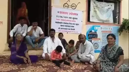पाटोदा: शेत रस्ता खुला करून देण्यासाठी ग्रामस्थांचे वैद्यकिन्ही ग्रामपंचायतीसमोर आमरण उपोषण सुरू