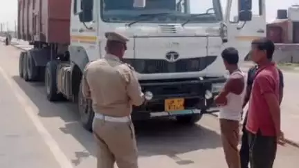 मुगलसराय: जिले में विशेष वाहन चेकिंग अभियान के दौरान 77 वाहनों का यातायात के विभिन्न धाराओं में किया गया चालान