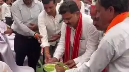 कवर्धा: कारेसरा में आयोजित कार्यक्रम में शामिल हुए डिप्टी सीएम विजय शर्मा, 22 लाख रुपये के विकास कार्यों की दी सौगात