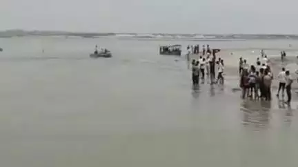 फर्रुखाबाद: दोस्त के साथ गंगा स्नान करने गया छात्र गंगा में डूबने से लापता, पुलिस गोटखोरों के साथ तलाश में जुटी
