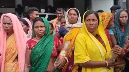 धनबाद/केंदुआडीह: छत्तीसगढ़ गए धनबाद के चाचा के प्रवासी मजदूर की मौत मामले में सांसद प्रतिनिधि ने उपायुक्त से की मुलाकात