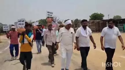 मैहर: बेदखली के आदेश से नाराज़ सहिलरा गांव के आदिवासियों ने मिट्टी कलश यात्रा निकालकर कलेक्ट्रेट भवन का घेराव किया