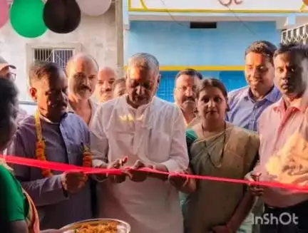 चतरा: सांसद ने बाबा घाट पुल के पास गीता अनाथालय सह वृद्धाश्रम का फीटा काटकर किया उद्घाटन