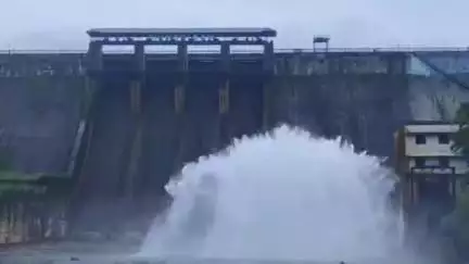 ചാലക്കുടി: ജലനിരപ്പ് ക്രമീകരിക്കുന്നതിന്റെ ഭാഗമായി ചിമ്മിനി ഡാം തുറന്നു