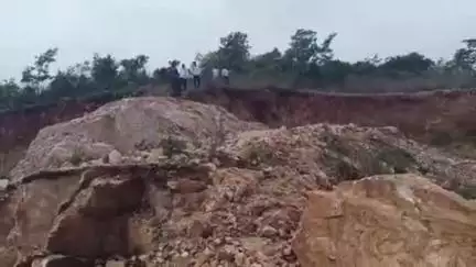 ఆర్మూర్: నందిపేట్ పలుగుట్ట వద్ద భూమిని కబ్జా చేసిన వారిపై చర్యలు చేపట్టాలని నందిపేట్ లో రాస్తారోకో చేపట్టిన గ్రామ అభివృద్ధి కమిటీ