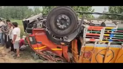 भगवानपुर: दरियापुर के पास शैंपू से भरा डीसीएम ट्रक विद्युत पोल से टकराकर खेत में पलटा, शैंपू भरने के लिए ग्रामीण टूट पड़े