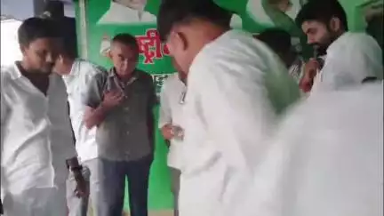 बिदुपुर: बिदुपुर राजद कार्यालय में केक काटकर आरजेडी सुप्रीमो लालू प्रसाद यादव का जन्मदिन मनाया गया