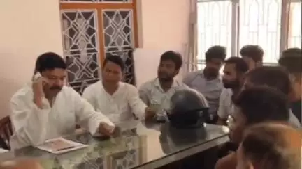 स्वार: स्वार विधानसभा के विधायक शफीक अहमद अंसारी ने अपने स्वार केम्प कार्यालय पर लोगों की शिकायतें सुनीं