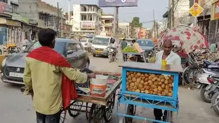 खलीलाबाद: खलीलाबाद में राहगीरों के लिए परेशानी बन रहे हैं सड़क पर अतिक्रमण करने वाले दुकानदार, कभी भी हो सकता है बड़ा हादसा