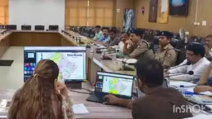 बिजनौर: डीएम ने महात्मा विदुर सभागार में बाढ़ नियंत्रण को लेकर अधिकारियों के साथ की बैठक