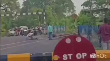 मूल: मूल सिदेवाहि मार्गावरील राजोली रेल्वे फाटकाजवळ दारुड्याने नशेत थांबविली ट्रेन लोको पायलेट ने रेल्वे थांबून केली चांगलीच