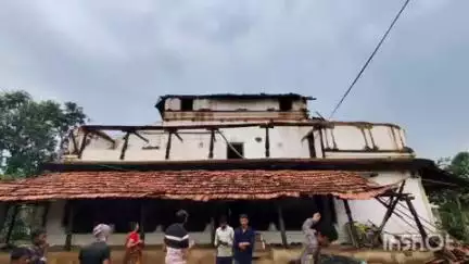 गोरेगाव: चक्रीवादळाने कु-हाडी येथील ५५ घराचे नुकसान,गावक-यांनी रात्र काढली अंधारात ,नुकसान भरपाई भरपाईची संबंधित विभागाकडे मागणी