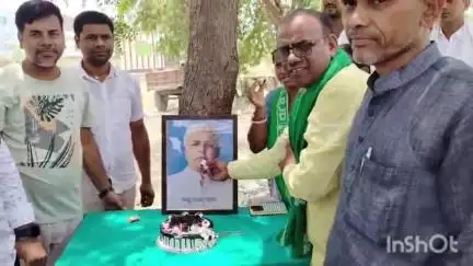 चरपोखरी: चरपोखरी में बिहार के पूर्व मुख्यमंत्री लालू प्रसाद यादव का जन्मदिन समारोहपूर्वक मनाया गया