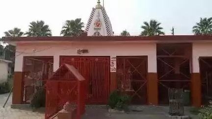 धनौरा: गजरौला रेलवे स्टेशन पर स्थित 200 साल पुराना मंदिर, जहां सुबह-शाम होती है पूजा अर्चना, दर्शन मात्र से होती है इच्छा पूरी