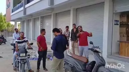 ડેરી રોડ પર બેનર લગાવતાં સમયે વીજ કરંટ લાગતા યુવક ખાનગી હોસ્પિટલમાં સારવાર હેઠળ