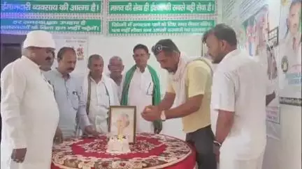 वज़ीरगंज: वजीरगंज में राजद कार्यकर्ताओं ने पूर्व मुख्यमंत्री लालू यादव का 78वां जन्मदिवस मनाया