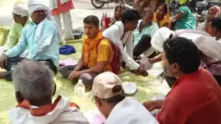 सकलडीहा: सकलडीहा तहसील परिसर में आज दूसरे दिन भी भाकपा माले का धरना जारी रहा