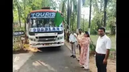 छिंदवाड़ा नगर: प्रभारी एडीएम ने आईटीआई से 24 चयनित प्रशिक्षुओं की बस को गुजरात के लिए हरी झंडी दिखाई