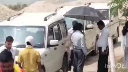 बड़हरा: अचरज लाल के टोला गांव में कटाव कार्य का निरीक्षण करने पहुंचे अधिकारी को ग्रामीणों ने बनाया बंधक, लूट-खसोट का लगाया आरोप