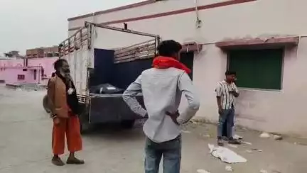 महोबा: पहरा के रेलवे ट्रैक पर युवक का शव मिलने से मची सनसनी, परिजनों ने जताई हत्या की आशंका
